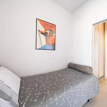 Palm Beach- Free Wifi- Parking- Sea View Apartment Cannes