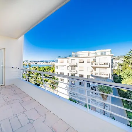 Palm Beach- Free Wifi- Parking- Sea View Apartment Cannes