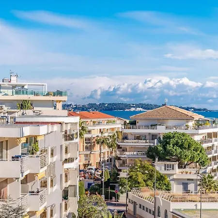 Palm Beach- Free Wifi- Parking- Sea View Apartment *