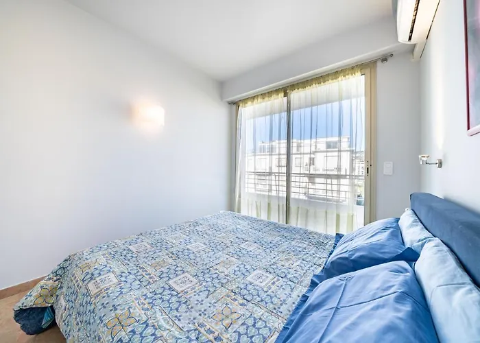 Palm Beach- Free Wifi- Parking- Sea View شقة *