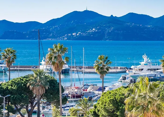 Palm Beach- Free Wifi- Parking- Sea View شقة *
