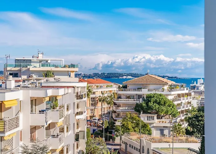 Palm Beach- Free Wifi- Parking- Sea View شقة *