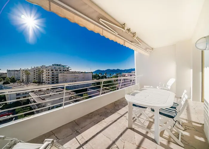 Palm Beach- Free Wifi- Parking- Sea View شقة كان